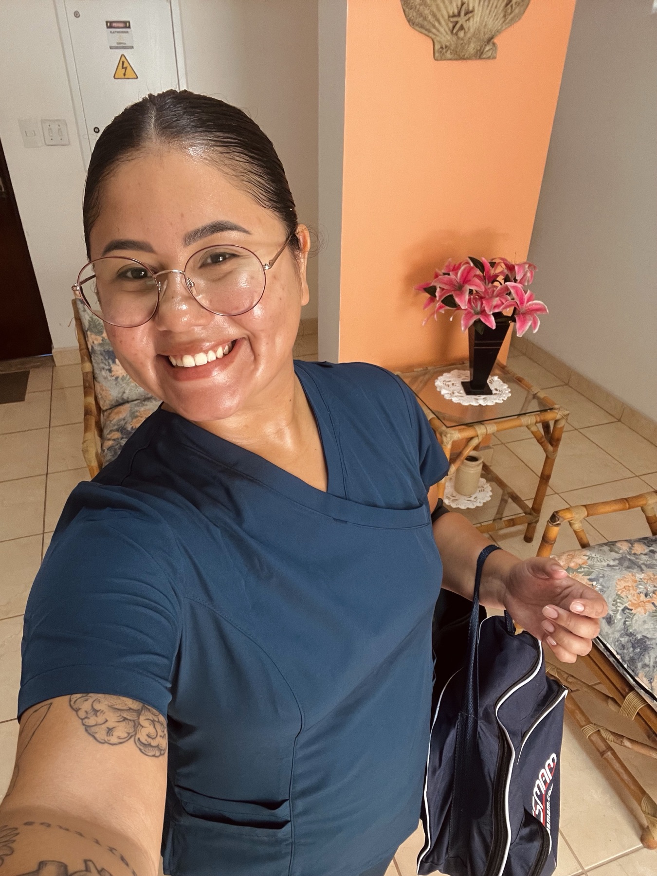 Dayane Marques, fisioterapeuta especializada em atendimento domiciliar para idosos