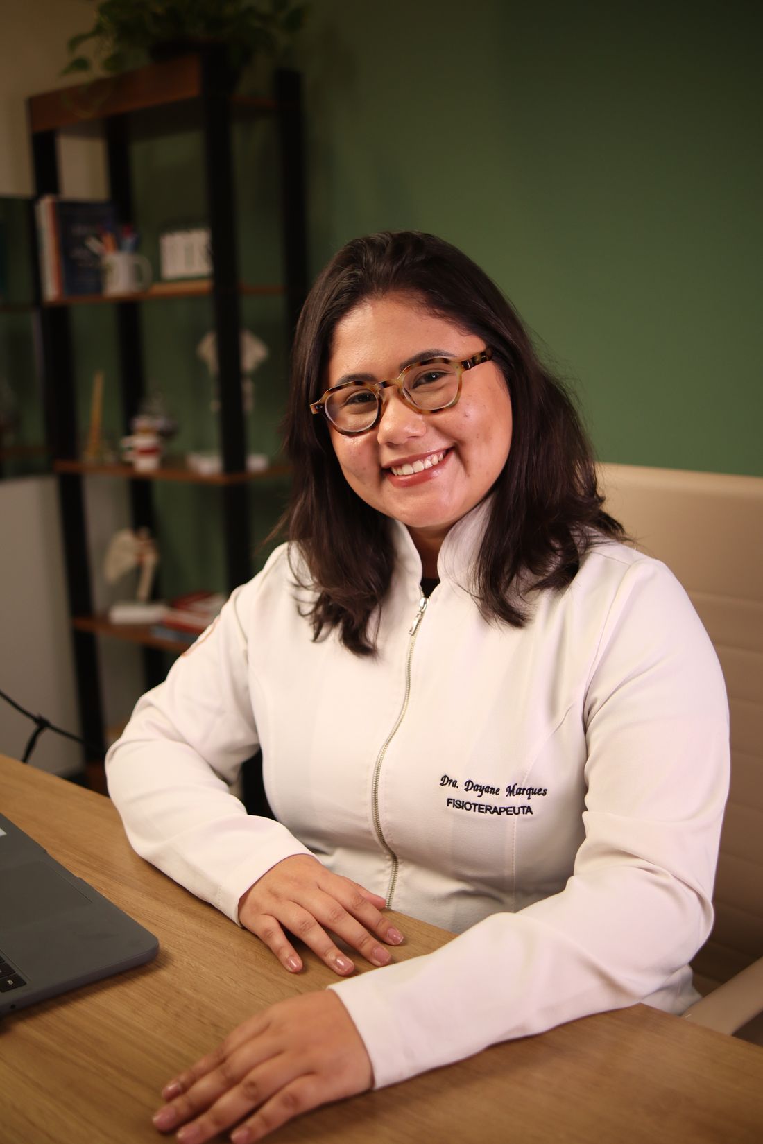 Dayane Marques, fisioterapeuta com foco em idosos, em seu consultório em Peruíbe/SP