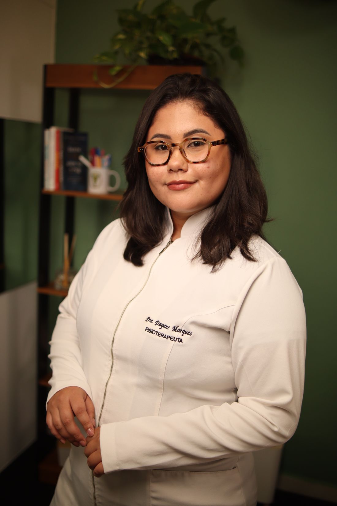 Dayane Marques, fisioterapeuta, em seu consultório em Peruíbe/SP